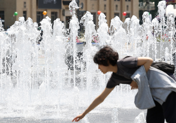 초여름 날씨...'손에 시원한 물이라도'