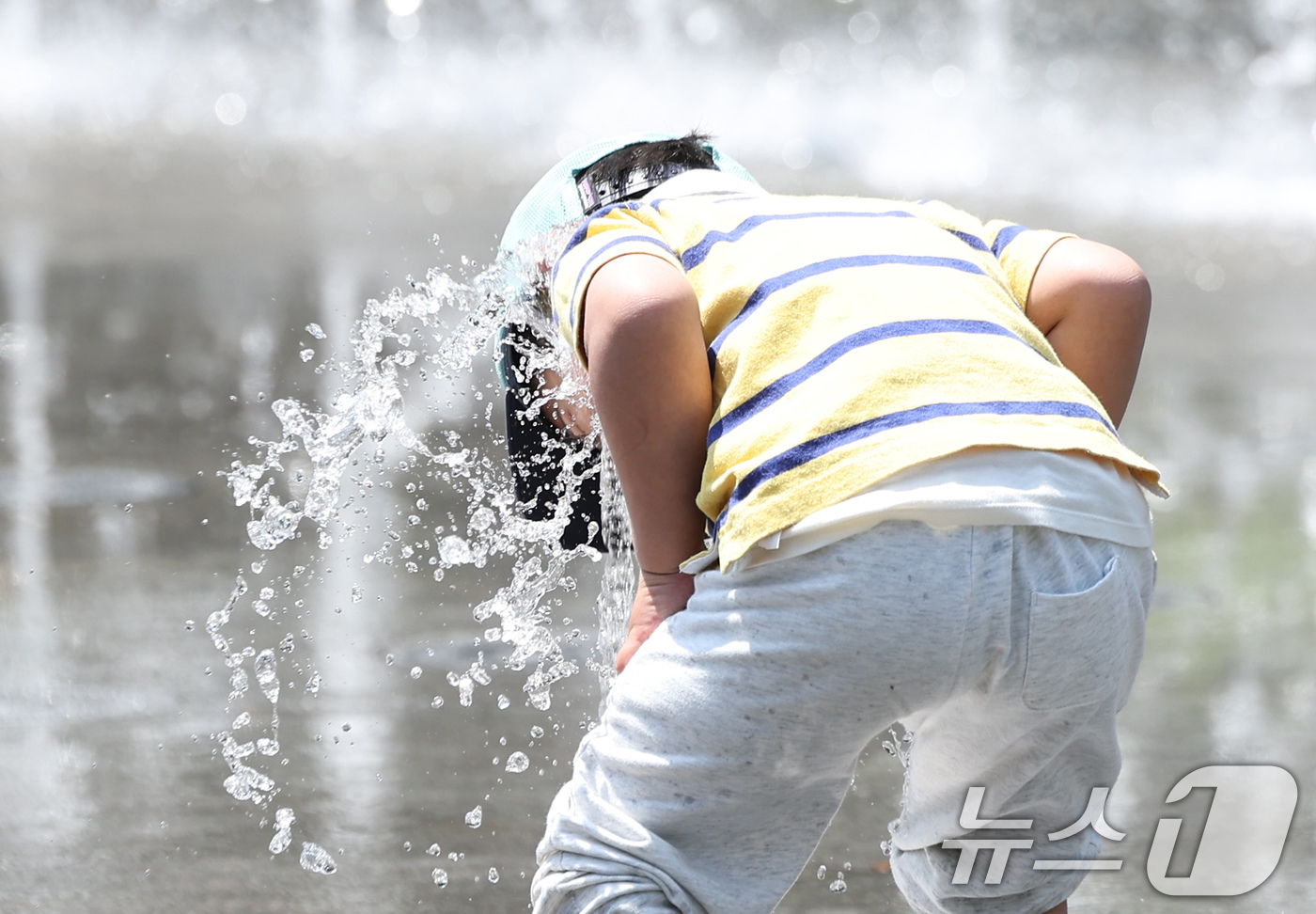 (서울=뉴스1) 임지훈 인턴기자 = 서울 낮 최고 기온이 22도까지 오르는 등 초여름 날씨를 보인 30일 서울 종로구 광화문광장 바닥분수를 찾은 한 어린이가 더위를 식히고 있다. …