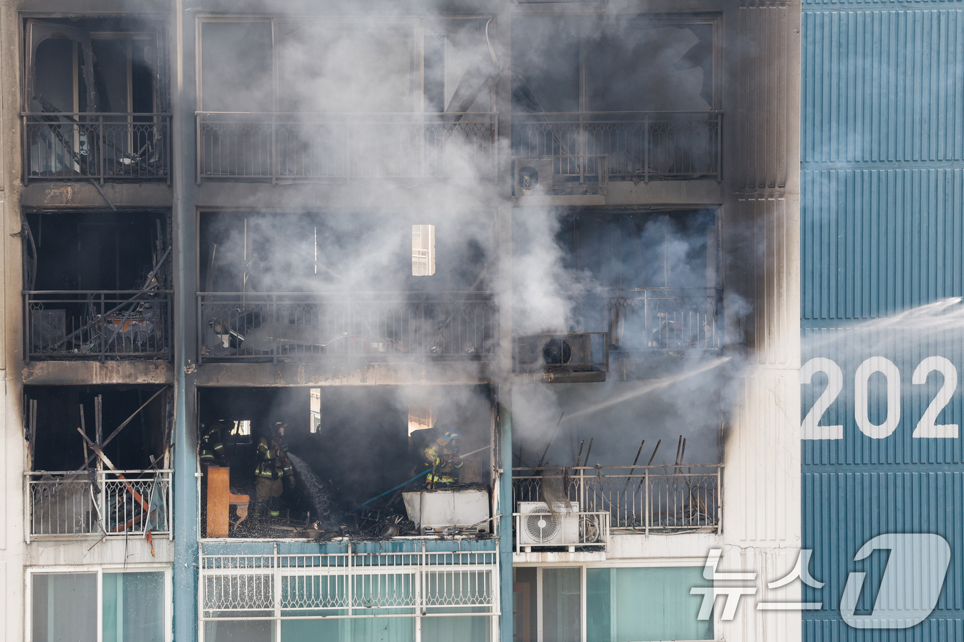 (의왕=뉴스1) 안은나 기자 = 30일 경기 의왕시 내손동 아파트 단지에서 화재가 발생해 소방대원들이 진압하고 있다. 이번 화재로 2명이 사망했다. 2026.4.30/뉴스1