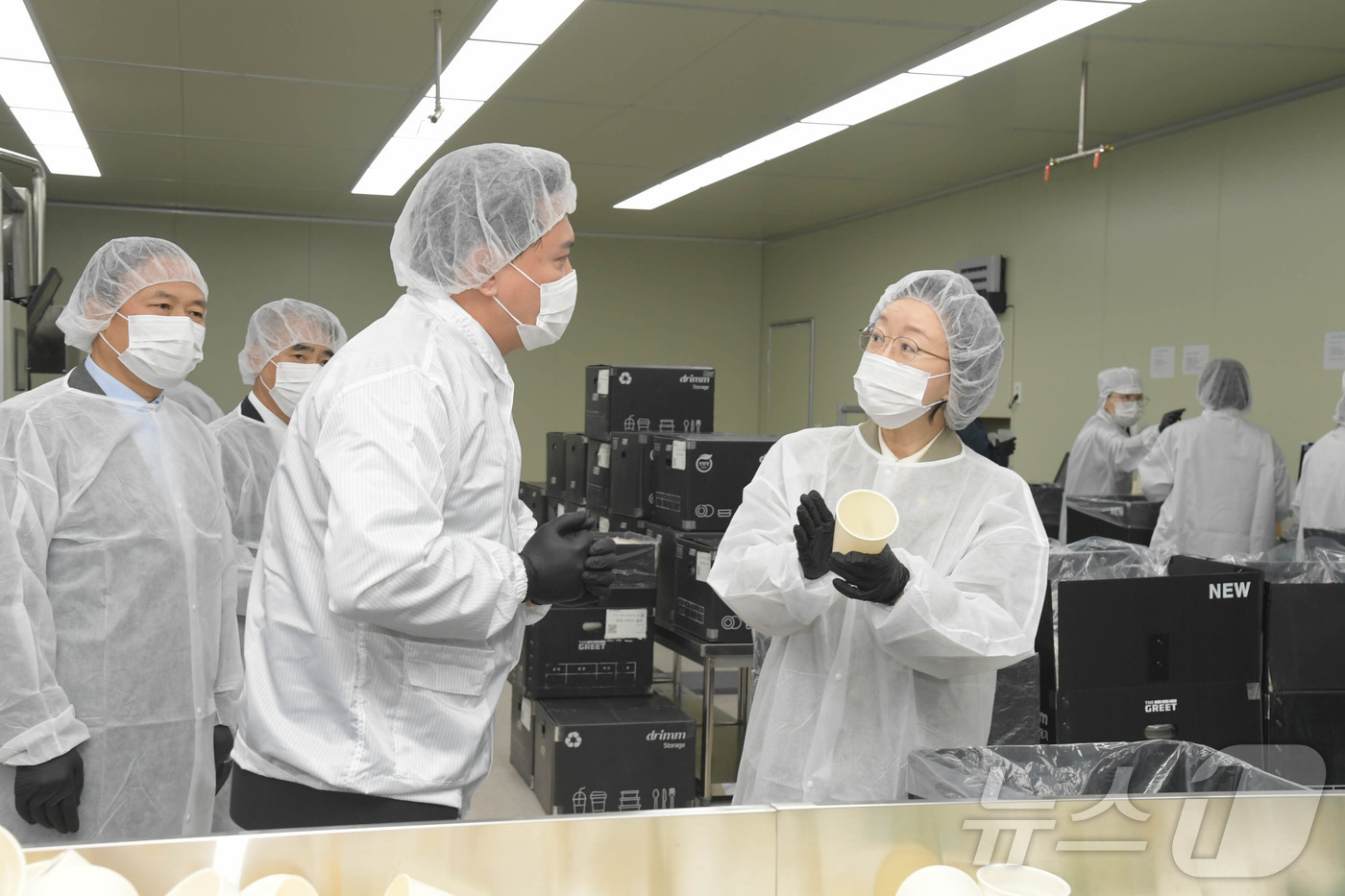 (서울=뉴스1) = 오유경 식품의약품안전처장이 30일 오전 경기도 용인 소재 다회용 기구·용기 세척업체 더그리트를 방문해 세척 시설을 점검하고 있다. (식품의약품안전처 제공. 재판 …