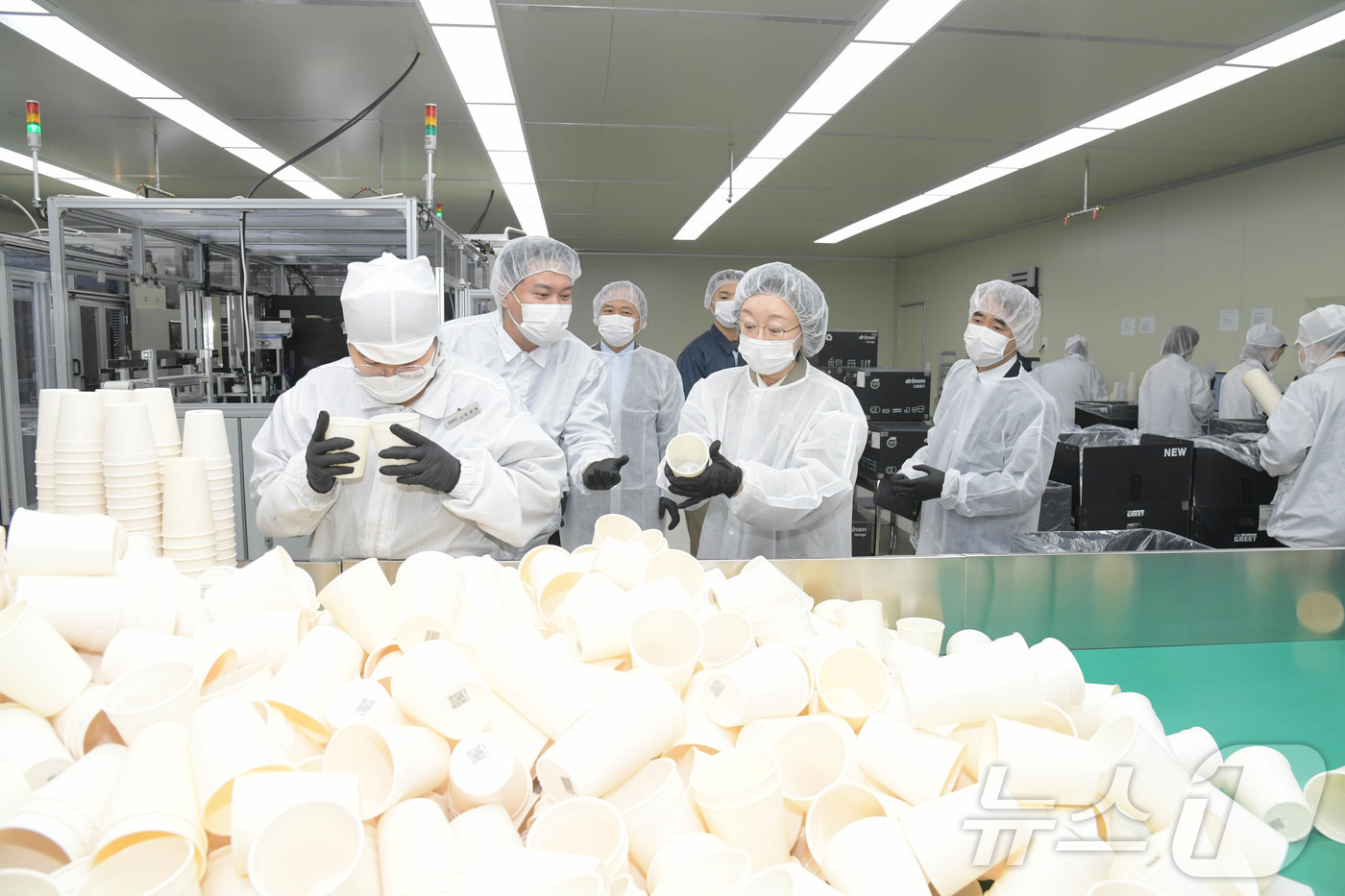 (서울=뉴스1) = 오유경 식품의약품안전처장이 30일 오전 경기도 용인 소재 다회용 기구·용기 세척업체 더그리트를 방문해 세척 시설을 점검하고 있다. (식품의약품안전처 제공. 재판 …