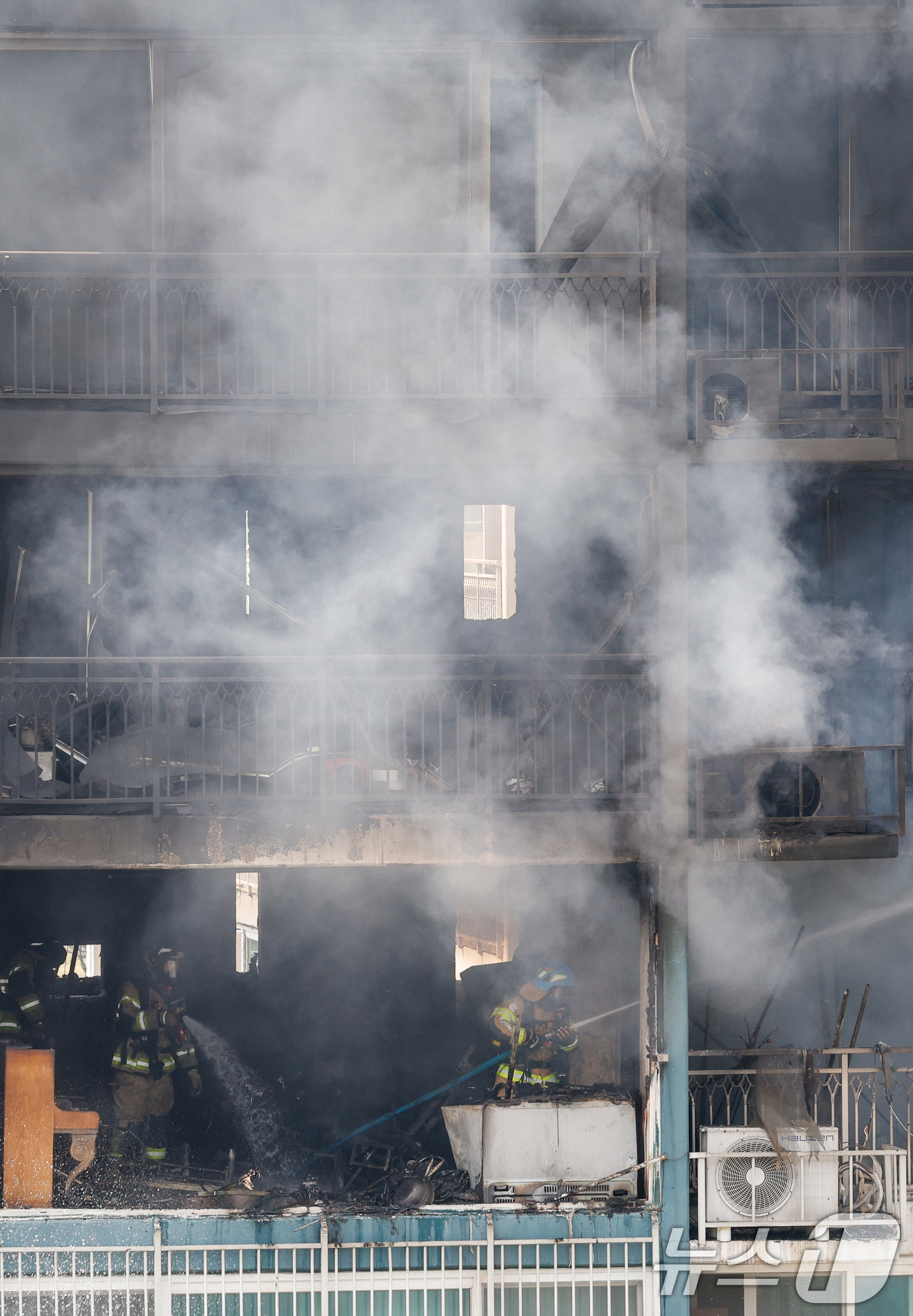 (의왕=뉴스1) 안은나 기자 = 30일 경기 의왕시 내손동 아파트 단지에서 화재가 발생해 소방대원들이 진압하고 있다. 이번 화재로 2명이 사망했다. 2026.4.30/뉴스1
