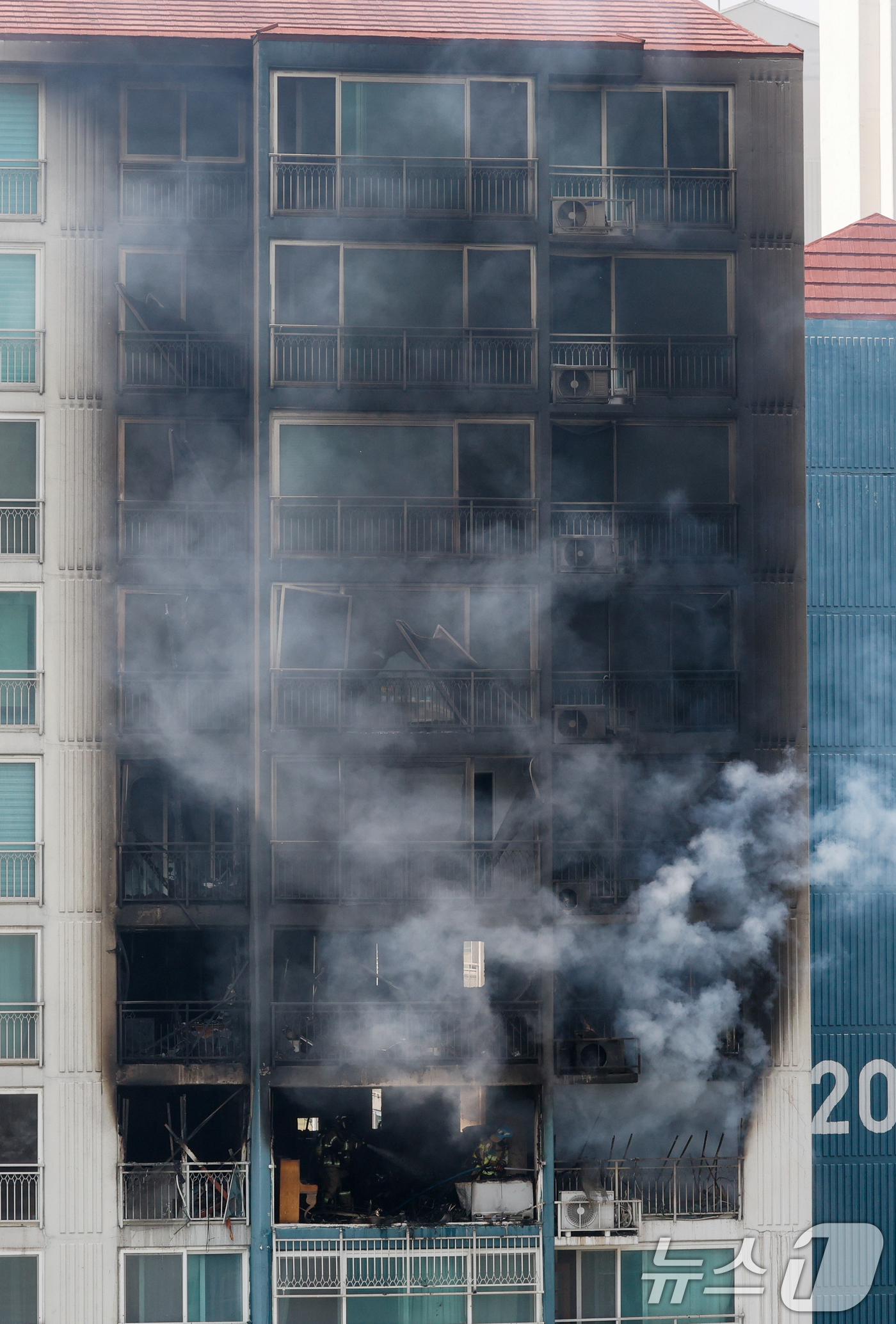 (의왕=뉴스1) 안은나 기자 = 30일 경기 의왕시 내손동 아파트 단지에서 화재가 발생해 소방대원들이 진압하고 있다. 이번 화재로 2명이 사망했다. 2026.4.30/뉴스1