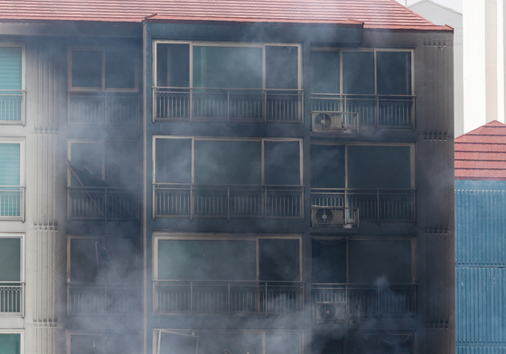 의왕 아파트 14층 화재로 2명 사망, 검게 그을린 외벽
