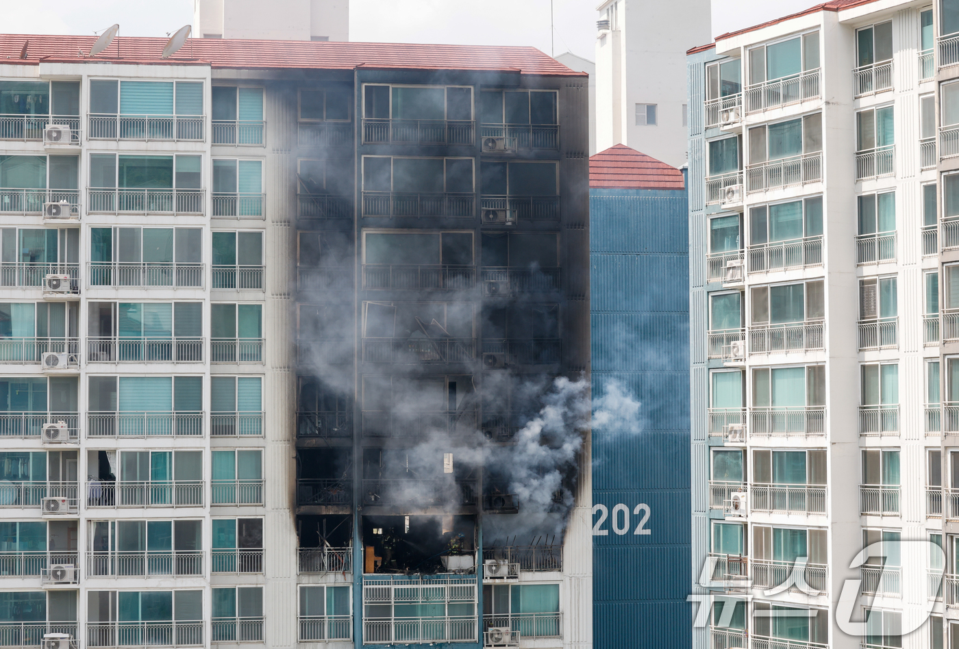 (의왕=뉴스1) 안은나 기자 = 30일 경기 의왕시 내손동 아파트 단지에서 화재가 발생해 소방대원들이 진압하고 있다. 이번 화재로 2명이 사망했다. 2026.4.30/뉴스1