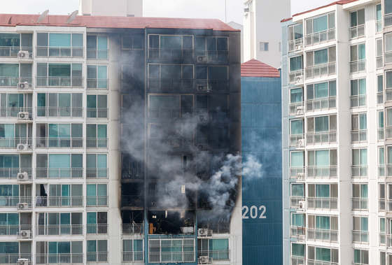 의왕 아파트 14층 화재로 2명 사망, 검게 그을린 외벽