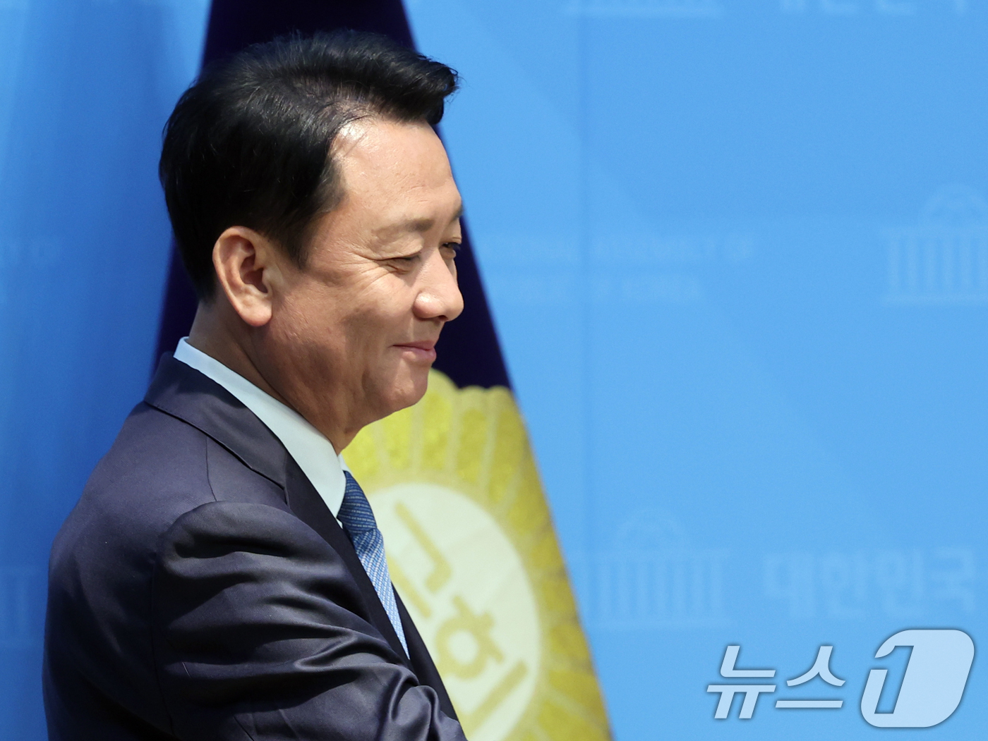 (서울=뉴스1) 황기선 기자 = 이광재 전 강원지사가 30일 서울 여의도 국회에서 경기 하남갑 국회의원 보궐선거 출마 선언을 위해 발걸음을 옮기고 있다.  2026.4.30/뉴스1 …