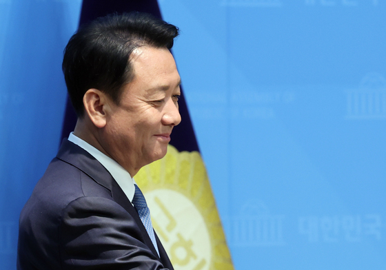 미소 보이며 단상 향하는 이광재…하남갑 출사표