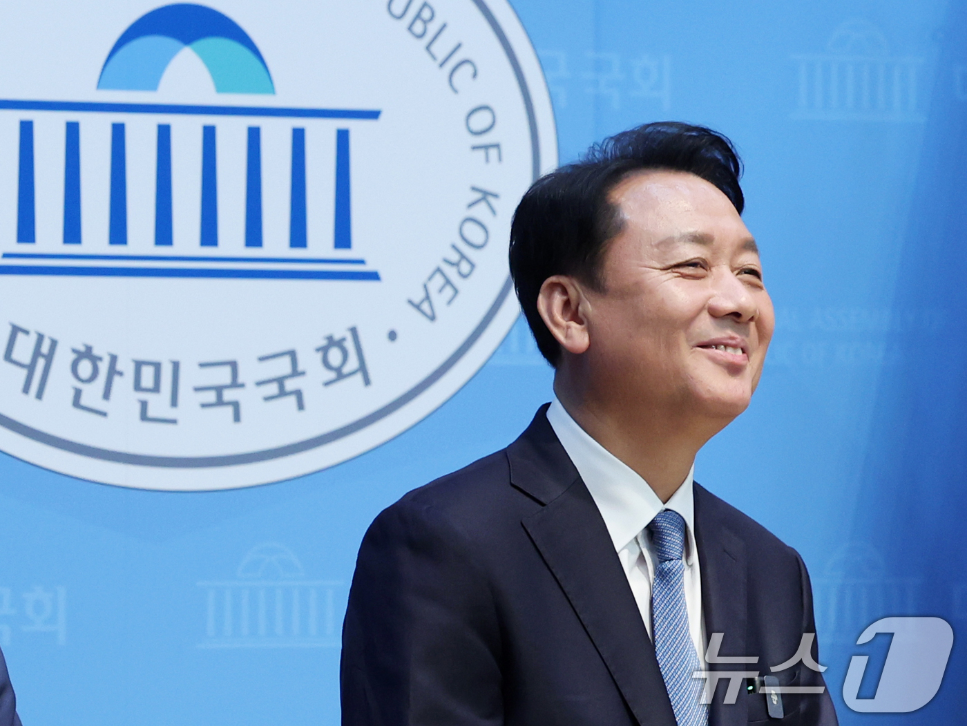 (서울=뉴스1) 황기선 기자 = 이광재 전 강원지사가 30일 서울 여의도 국회에서 경기 하남갑 국회의원 보궐선거 출마 선언을 위해 발걸음을 옮기고 있다.  2026.4.30/뉴스1 …