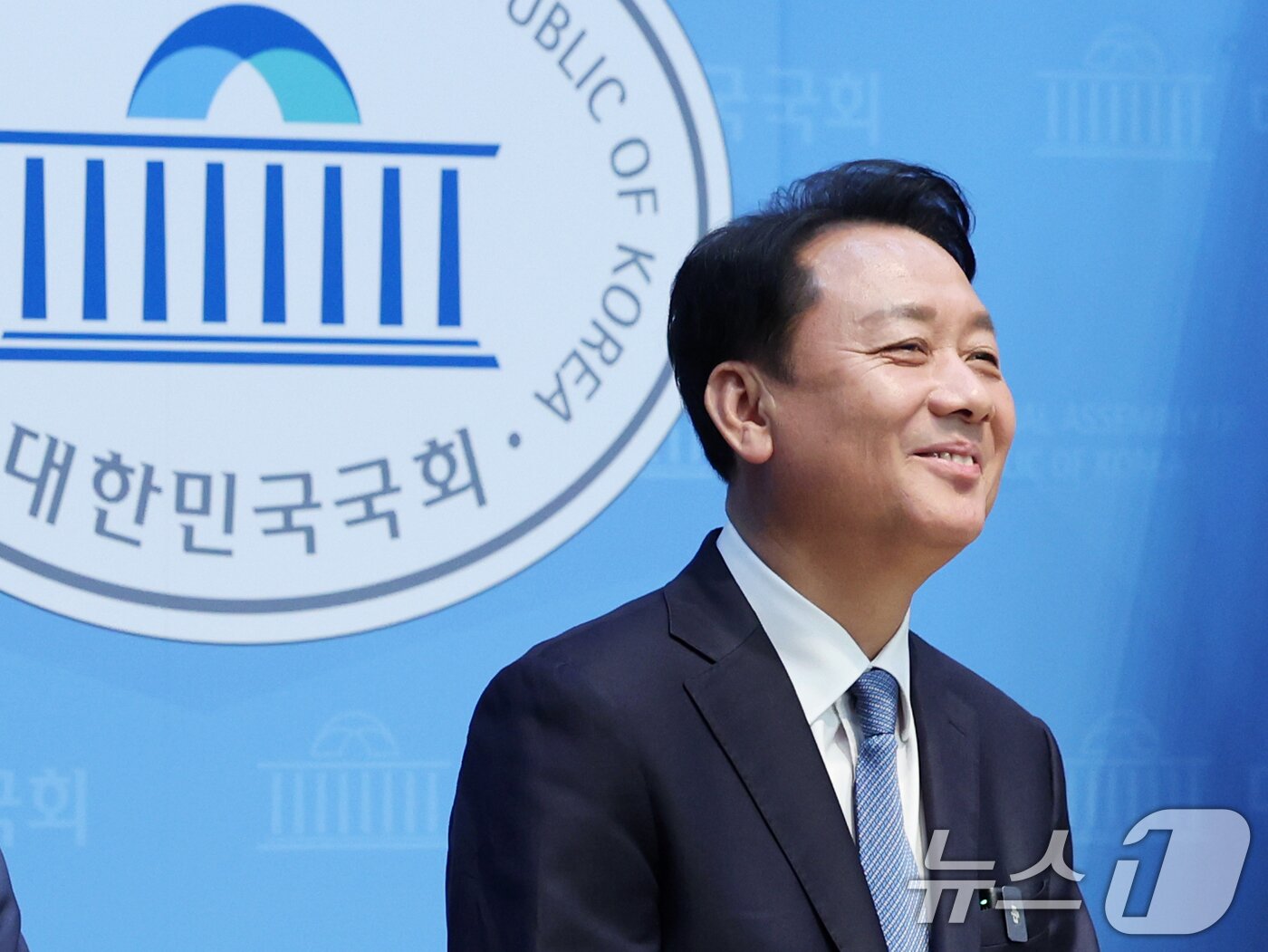 본문 이미지 - 이광재 전 강원지사가 30일 서울 여의도 국회에서 경기 하남갑 국회의원 보궐선거 출마 선언을 위해 발걸음을 옮기고 있다. 2026.4.30 ⓒ 뉴스1 황기선 기자