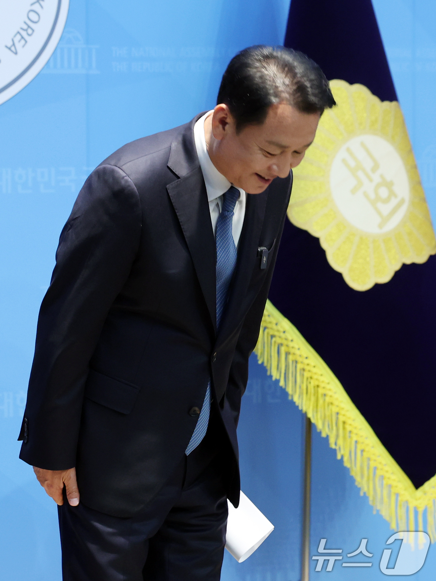 (서울=뉴스1) 황기선 기자 = 이광재 전 강원지사가 30일 서울 여의도 국회에서 경기 하남갑 국회의원 보궐선거 출마 선언 전 인사를 하고 있다.  2026.4.30/뉴스1