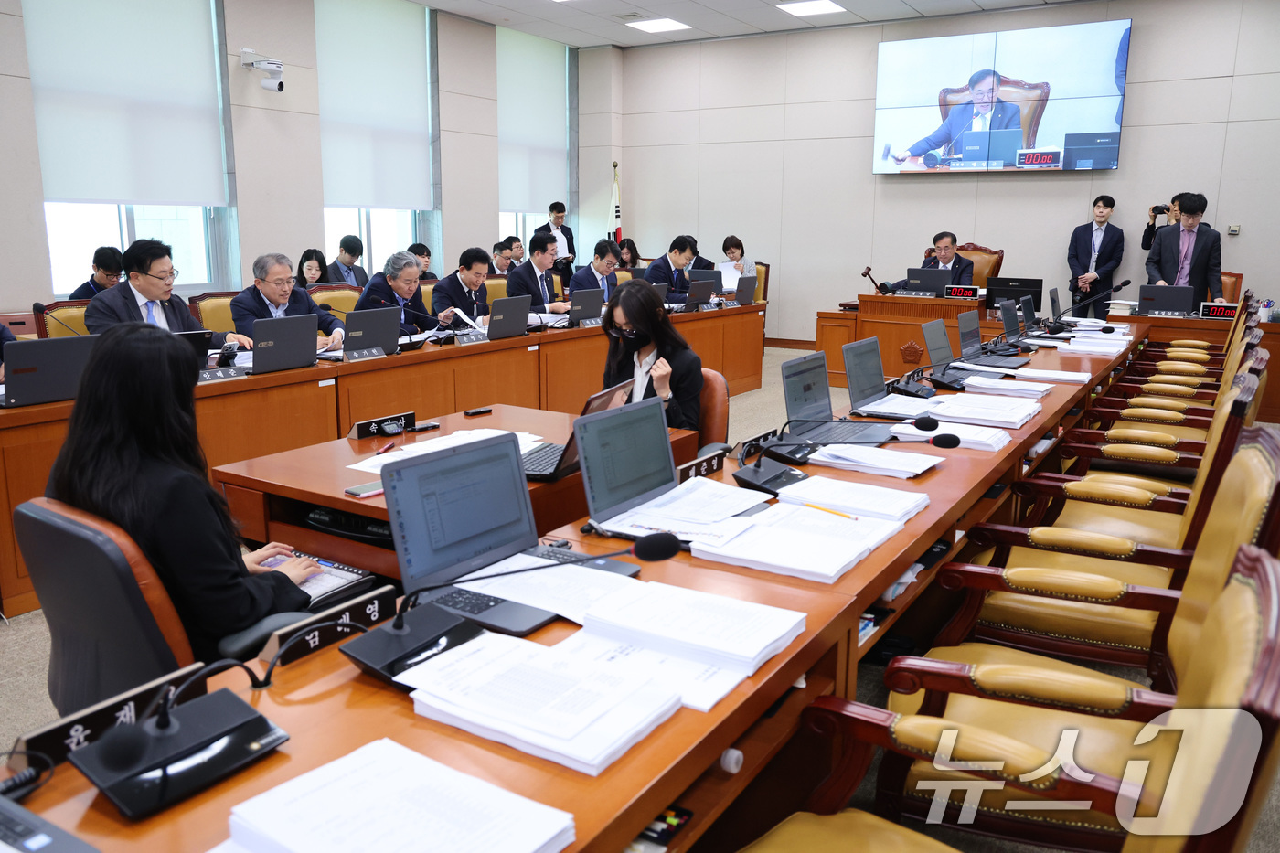 (서울=뉴스1) 신웅수 기자 = 맹성규 위원장이 30일 서울 여의도 국회에서 열린 국토교통위원회 전체회의에서 국민의힘 의원들이 퇴장한 가운데 법안을 통과시키고 있다. 2026.4. …