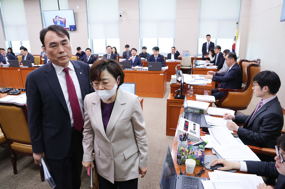 도시재정비법 등 9·7 부동산 대책 후속 법안 與단독 처리…국힘 퇴장