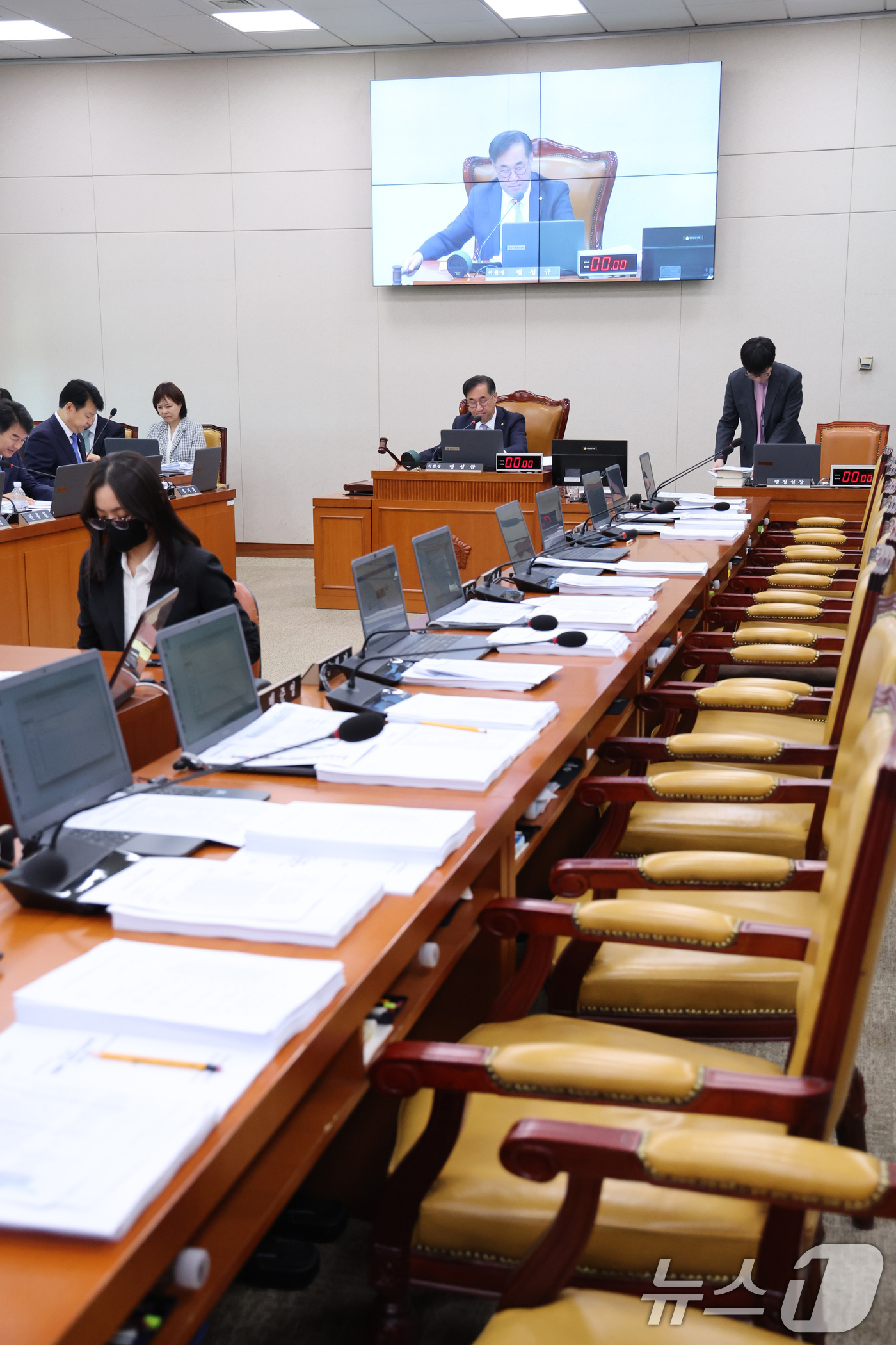 (서울=뉴스1) 신웅수 기자 = 맹성규 위원장이 30일 서울 여의도 국회에서 열린 국토교통위원회 전체회의에서 국민의힘 의원들이 퇴장한 가운데 법안을 통과시키고 있다. 2026.4. …