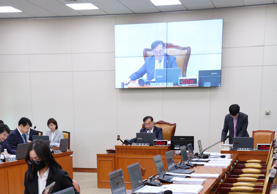 법안 처리 반발해 퇴장한 국민의힘