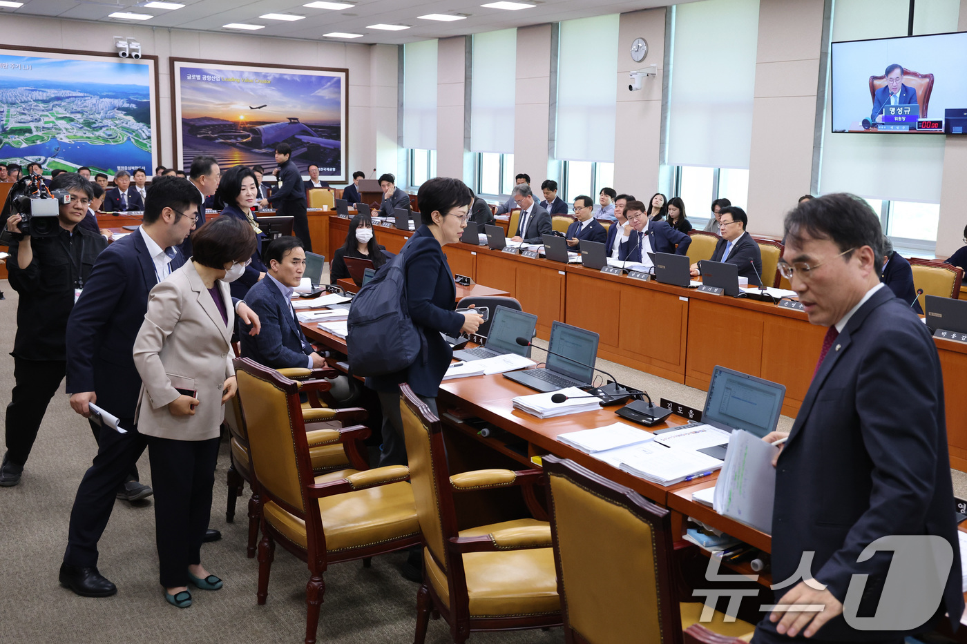 (서울=뉴스1) 신웅수 기자 = 30일 서울 여의도 국회에서 열린 국토교통위원회 전체회의에서 국민의힘 의원들이 법안 처리에 반발하며 퇴장하고 있다. 2026.4.30/뉴스1