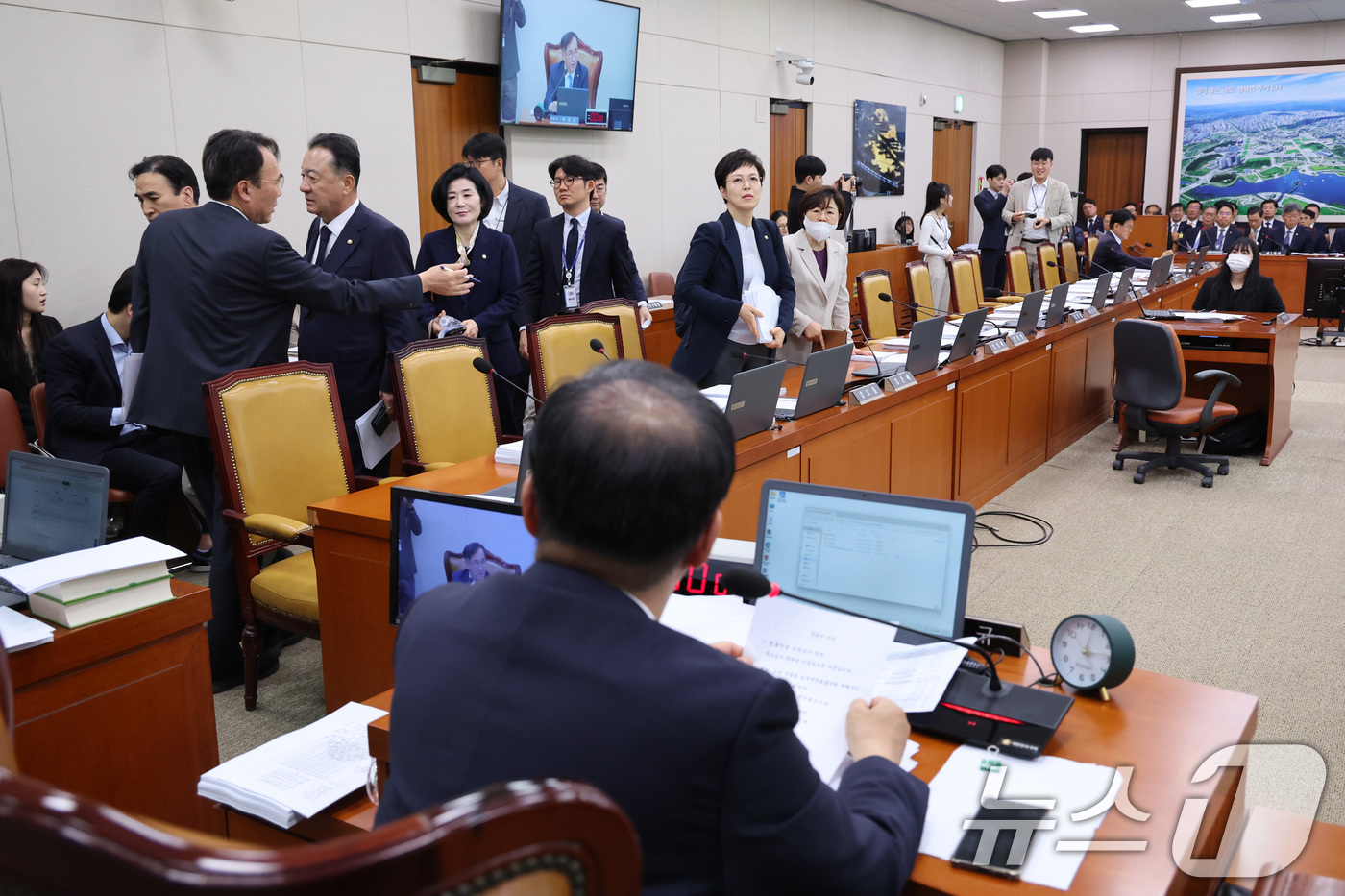 (서울=뉴스1) 신웅수 기자 = 30일 서울 여의도 국회에서 열린 국토교통위원회 전체회의에서 국민의힘 의원들이 법안 처리에 반발하며 퇴장하고 있다. 2026.4.30/뉴스1