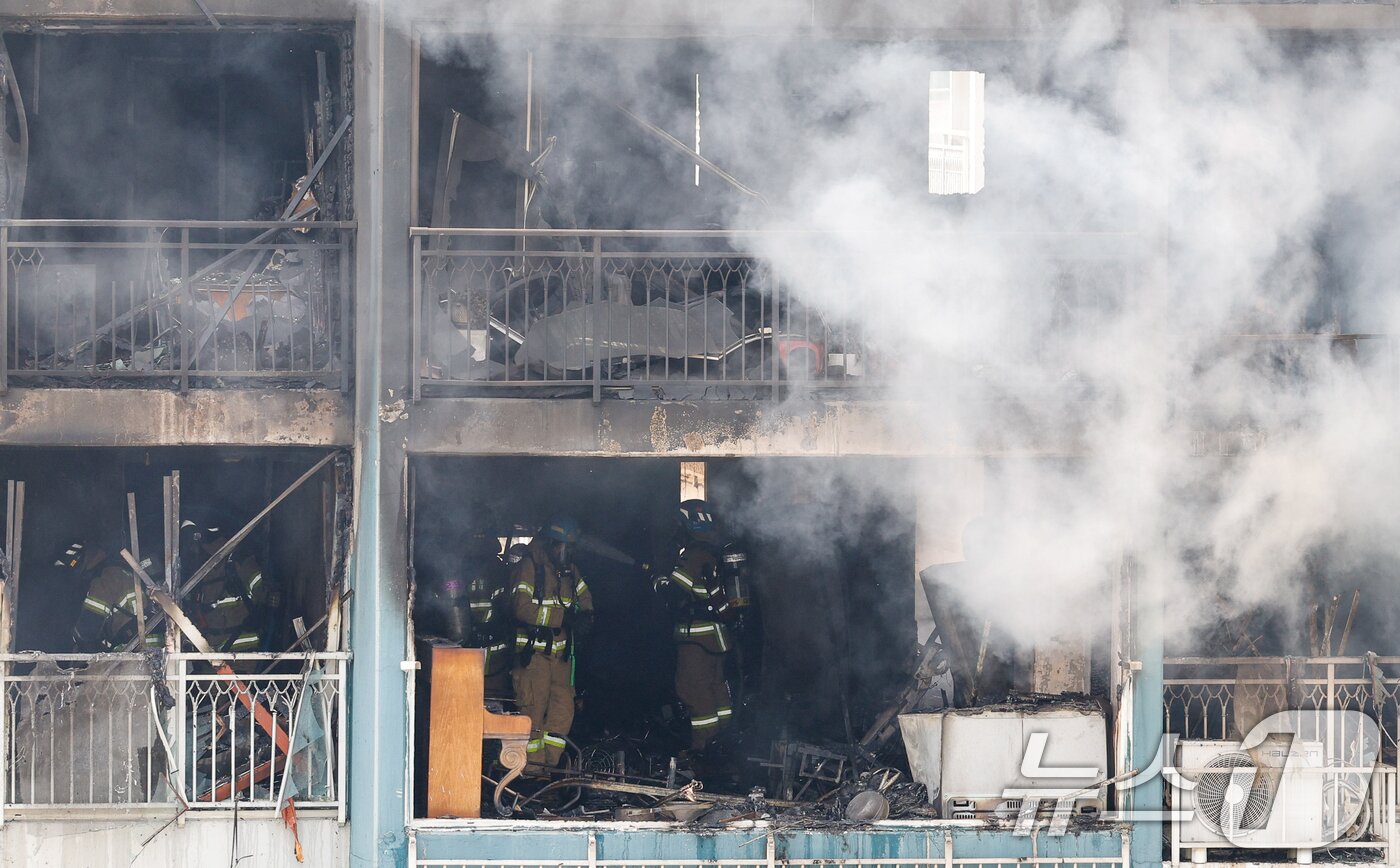 본문 이미지 - 30일 경기 의왕시 내손동 아파트 단지에서 화재가 발생해 소방대원들이 진압하고 있다. 이번 화재로 2명이 사망했다. 2026.4.30 ⓒ 뉴스1 안은나 기자