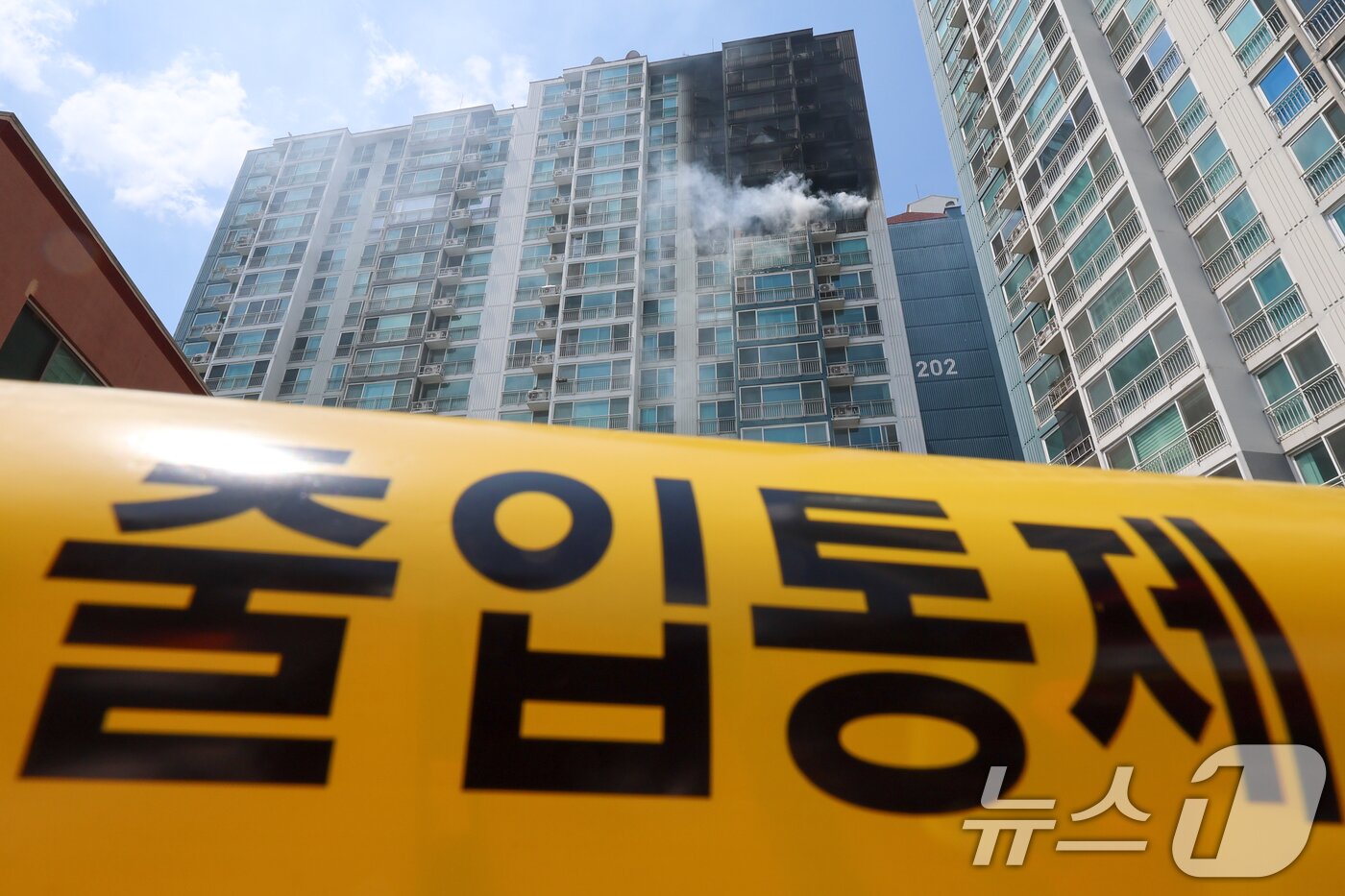 본문 이미지 - 30일 경기 의왕시 내손동 아파트 단지에서 화재가 발생해 아파트 외벽이 검게 그을려 있다. 이번 화재로 2명이 사망했다. 2026.4.30 ⓒ 뉴스1 안은나 기자