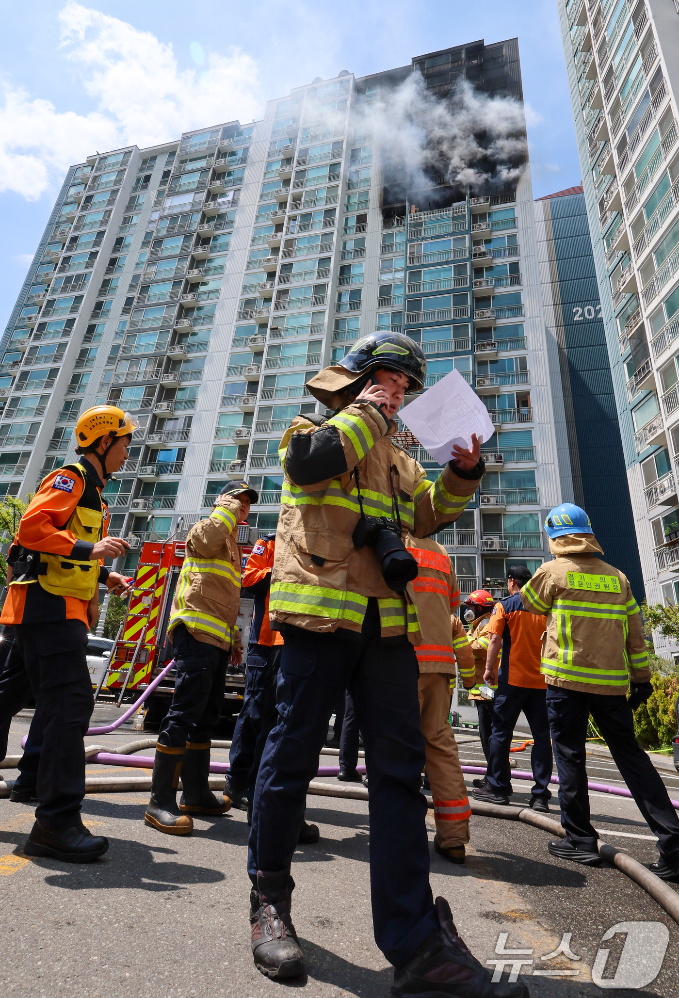 (의왕=뉴스1) 안은나 기자 = 30일 경기 의왕시 내손동 아파트 단지에서 화재가 발생해 소방대원들이 이를 진압하고 있다. 이번 화재로 2명이 사망했다. 2026.4.30/뉴스1