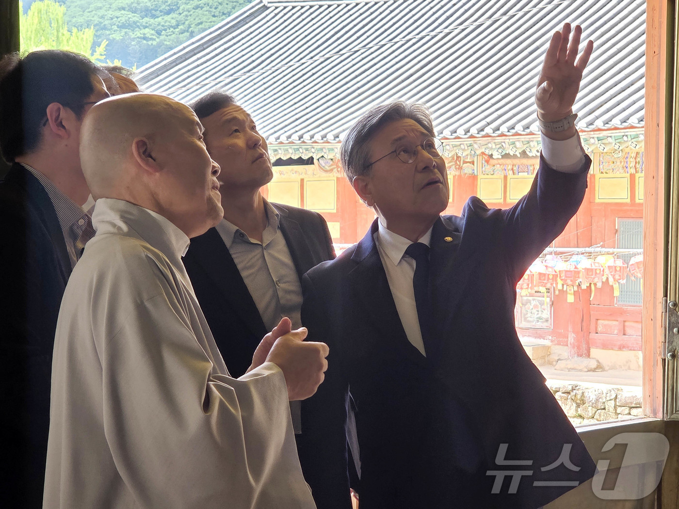 (서울=뉴스1) = 허민 국가유산청장이 30일 오전 전남 순천 한국불교태고종 선암사를 방문해 주지 승범스님과 함께 절 내부를 살펴보며 관리 현황 설명을 듣고 있다. (국가유산청 제 …