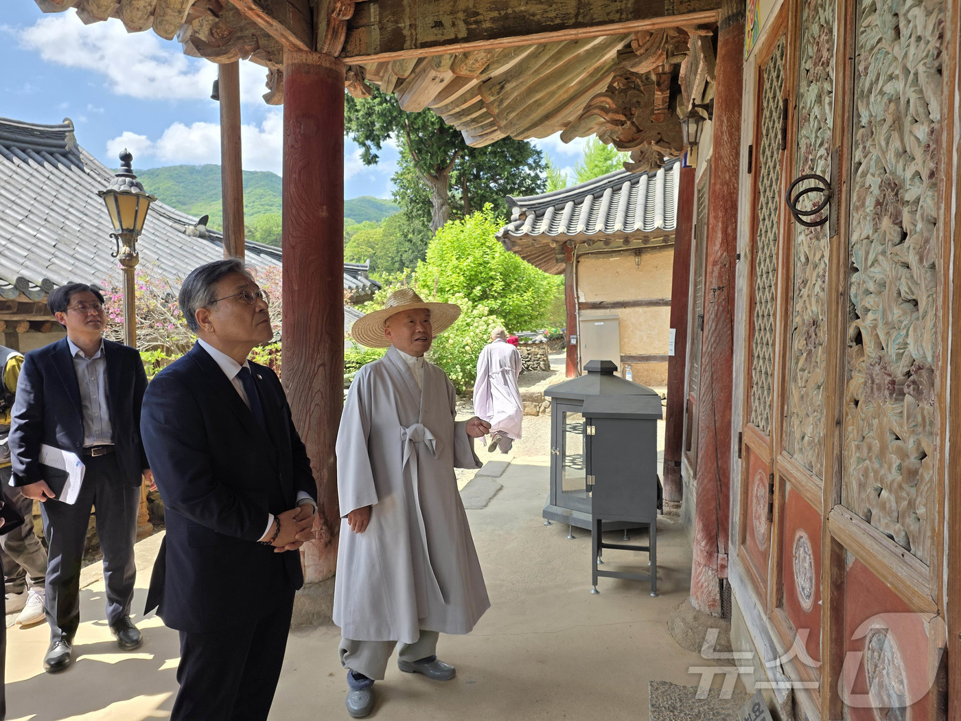 (서울=뉴스1) = 허민 국가유산청장이 30일 오전 전남 순천 한국불교태고종 선암사를 방문해 주지 승범스님과 함께 순천 선암사 원통전을 살펴보고 있다. (국가유산청 제공. 재판매 …