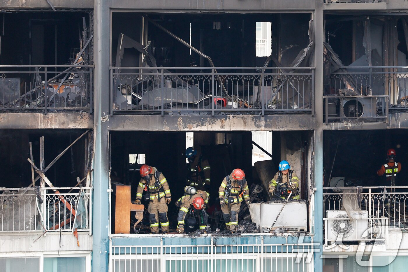 본문 이미지 - 30일 경기 의왕시 내손동 아파트 단지에서 소방대원들이 화재 진압 후 잔불 등을 정리하고 있다. 이번 화재로 2명이 숨지고 6명이 다쳤다. 2026.4.30 ⓒ 뉴스1 안은나 기자