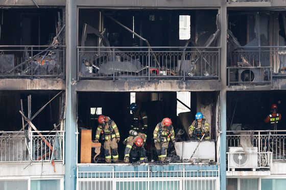 의왕 아파트 화재 진압 완료…잔불 정리하는 소방