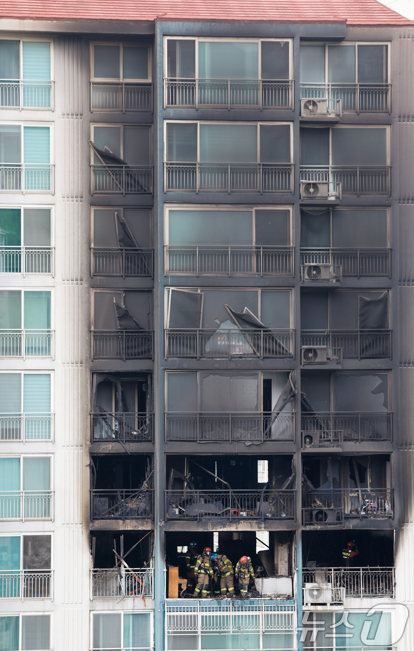 (의왕=뉴스1) 안은나 기자 = 30일 경기 의왕시 내손동 아파트 단지에서 소방대원들이 화재 진압 후 잔불 등을 정리하고 있다. 이번 화재로 2명이 숨지고 6명이 다쳤다. 2026 …