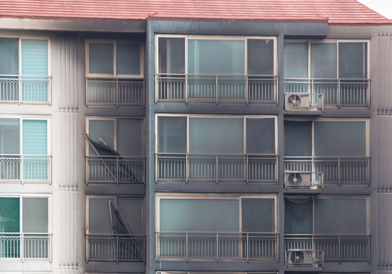 의왕 아파트 화재 진압, 잔불 정리하는 소방