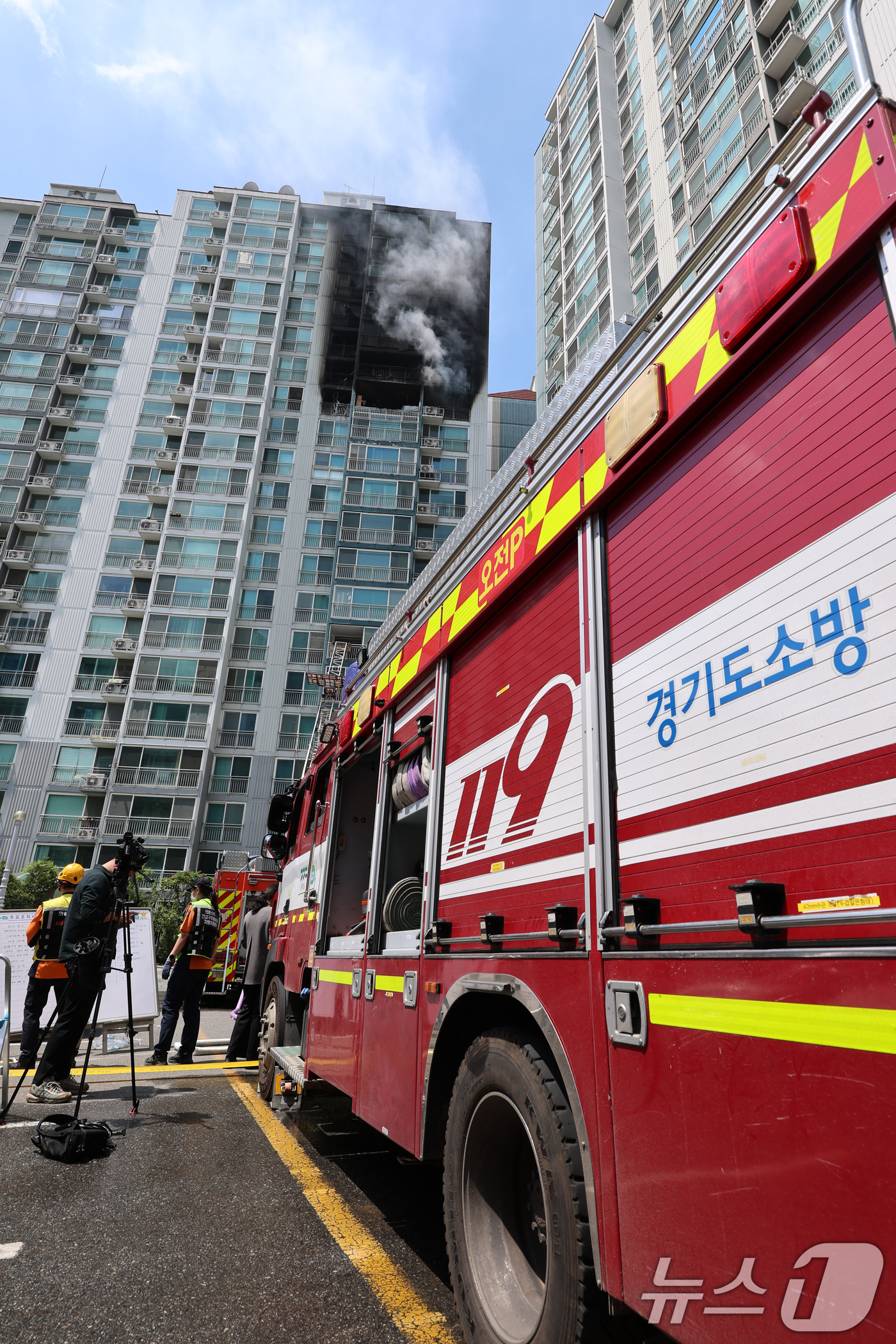 (의왕=뉴스1) 안은나 기자 = 30일 경기 의왕시 내손동 아파트 단지에서 화재가 발생해 소방대원들이 이를 진압하고 있다. 이번 화재로 2명이 사망했다. 2026.4.30/뉴스1