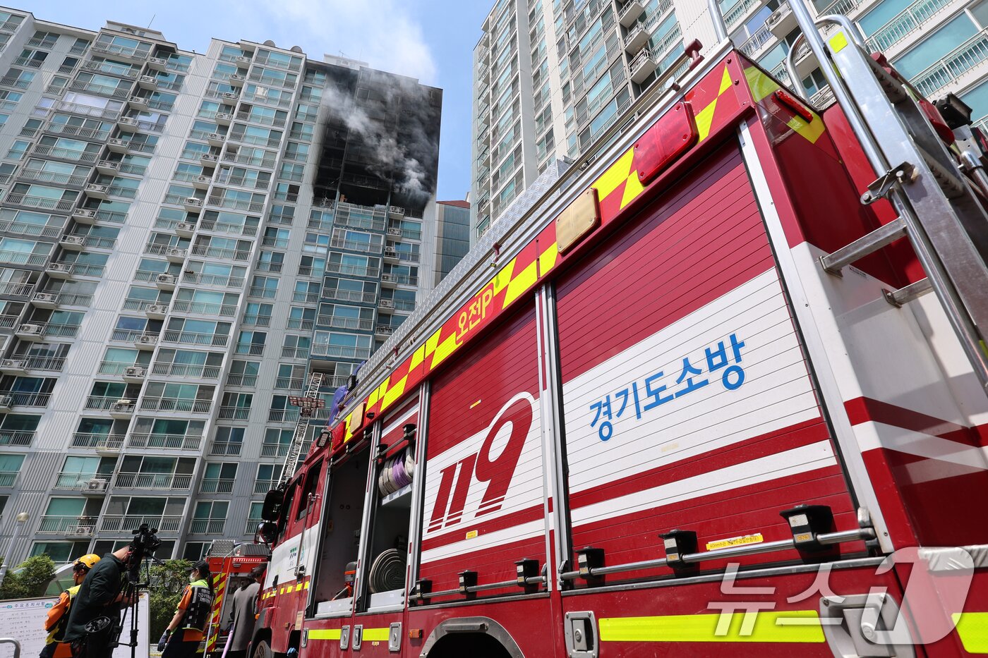 본문 이미지 - 30일 경기 의왕시 내손동 아파트 단지에서 화재가 발생해 소방대원들이 이를 진압하고 있다. 이번 화재로 2명이 사망했다. 2026.4.30 ⓒ 뉴스1 안은나 기자