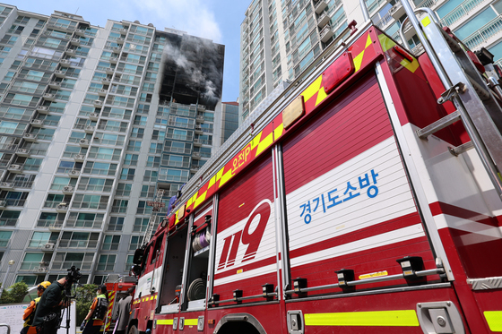 의왕 아파트 화재 '분주한 소방'