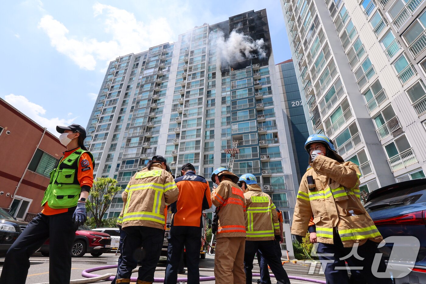 본문 이미지 - 30일 경기 의왕시 내손동 아파트 단지에서 화재가 발생해 소방대원들이 이를 진압하고 있다. 이번 화재로 2명이 사망했다. 2026.4.30 ⓒ 뉴스1 안은나 기자
