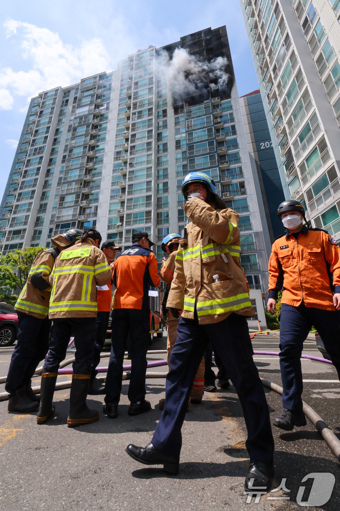 (의왕=뉴스1) 안은나 기자 = 30일 경기 의왕시 내손동 아파트 단지에서 화재가 발생해 소방대원들이 이를 진압하고 있다. 이번 화재로 2명이 사망했다. 2026.4.30/뉴스1