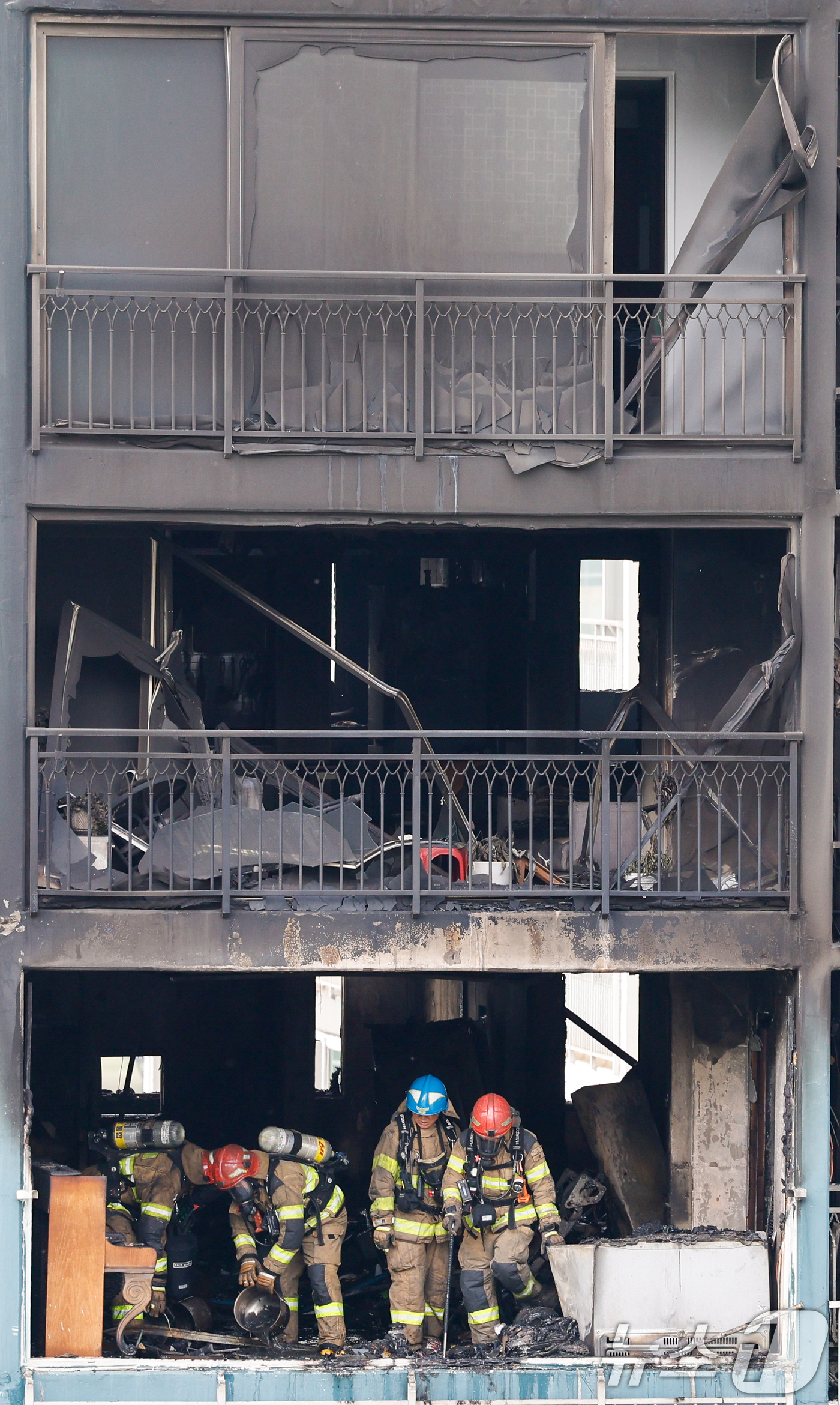 (의왕=뉴스1) 안은나 기자 = 30일 경기 의왕시 내손동 아파트 단지에서 소방대원들이 화재 진압 후 잔불 등을 정리하고 있다. 이번 화재로 2명이 숨지고 6명이 다쳤다. 2026 …