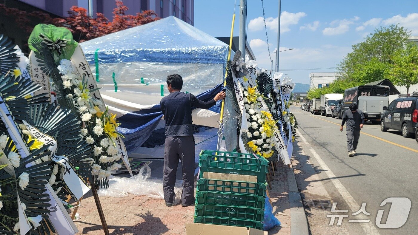 본문 이미지 - 천막 철거 작업 중인 화물연대 노조원.2026.4.30./뉴스1