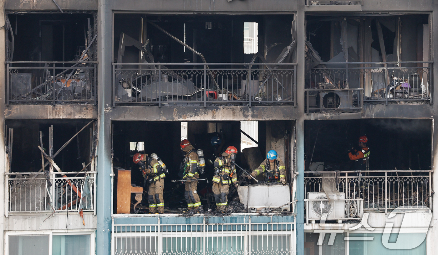 (의왕=뉴스1) 안은나 기자 = 30일 경기 의왕시 내손동 아파트 단지에서 소방대원들이 화재 진압 후 잔불 등을 정리하고 있다. 이번 화재로 2명이 숨지고 6명이 다쳤다. 2026 …
