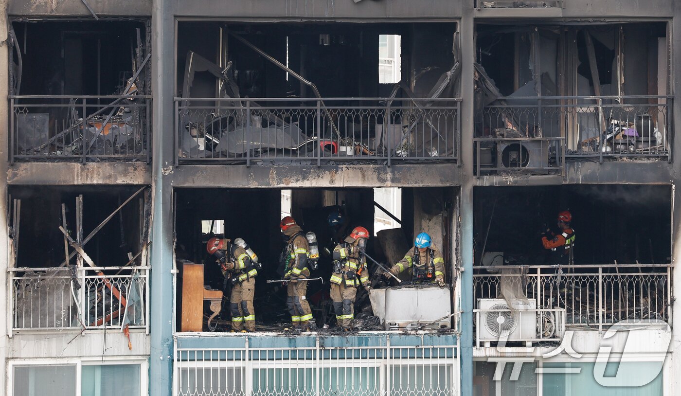 본문 이미지 - 30일 경기 의왕시 내손동 아파트 단지에서 소방대원들이 화재 진압 후 잔불 등을 정리하고 있다. 이번 화재로 2명이 숨지고 6명이 다쳤다. ⓒ 뉴스1 안은나 기자