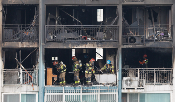 의왕 아파트 화재 현장 살펴보는 소방대원들