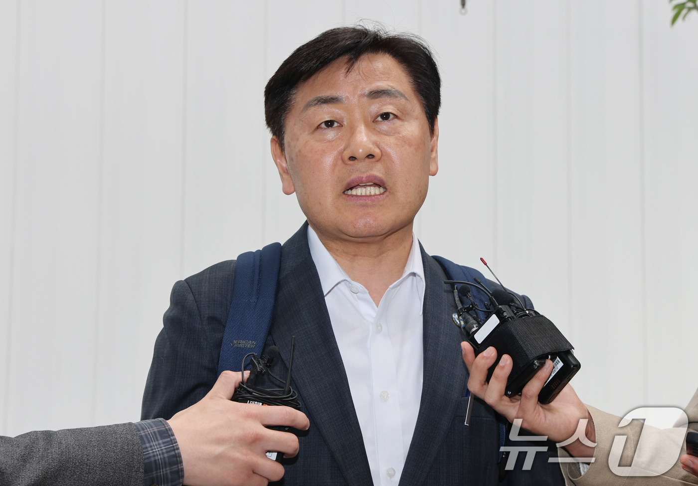 (과천=뉴스1) 임세영 기자 = 김관영 전북특별자치도지사가 30일 12·3 비상계엄 당시 '전북도청 폐쇄 의혹'과 관련해 피의자 조사를 받기 위해 경기 과천 2차 종합특검 사무실로 …