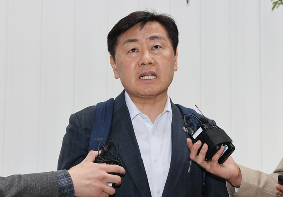 김관영 전북지사, 12·3 비상계엄 내란 동조 혐의 피의자 조사 출석