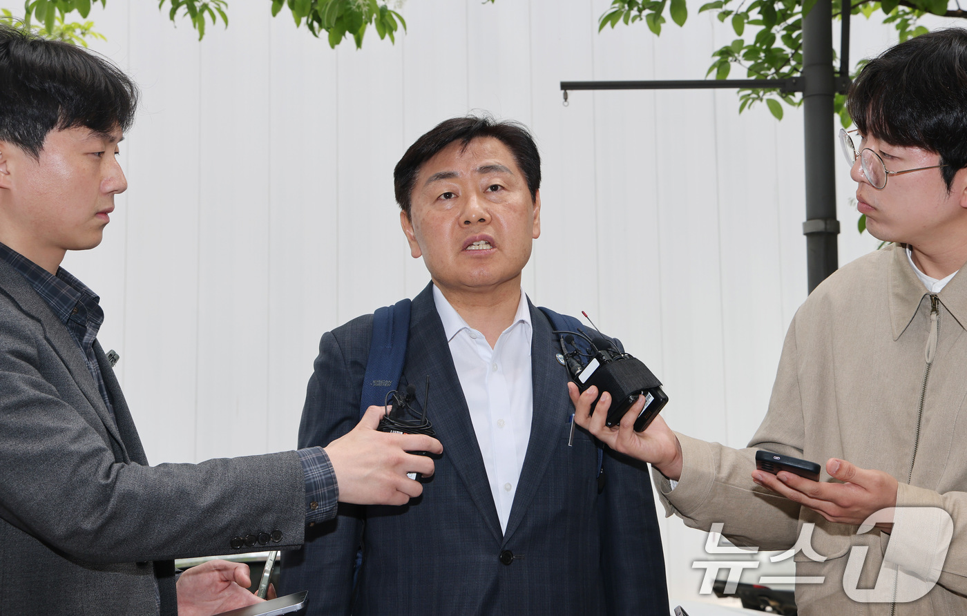 (과천=뉴스1) 임세영 기자 = 김관영 전북특별자치도지사가 30일 12·3 비상계엄 당시 '전북도청 폐쇄 의혹'과 관련해 피의자 조사를 받기 위해 경기 과천 2차 종합특검 사무실로 …