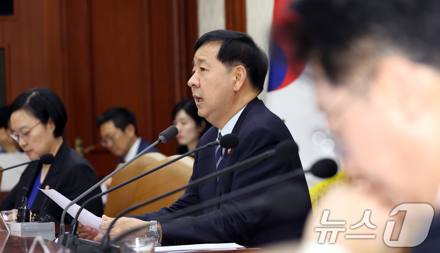 (서울=뉴스1) 김명섭 기자 = 구윤철 경제부총리 겸 재정경제부 장관이 30일 서울 종로구 세종대로 정부서울청사에서 열린 비상경제회의 겸 경제관계장관회의 겸 대외경제관계장관회의에서 …