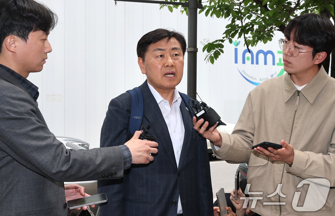 본문 이미지 - 김관영 전북특별자치도지사가 30일 12·3 비상계엄 당시 '전북도청 폐쇄 의혹'과 관련해 피의자 조사를 받기 위해 경기 과천 2차 종합특검 사무실로 출석하며 취재진 질문에 답하고 있다. 2026.4.30 ⓒ 뉴스1 임세영 기자