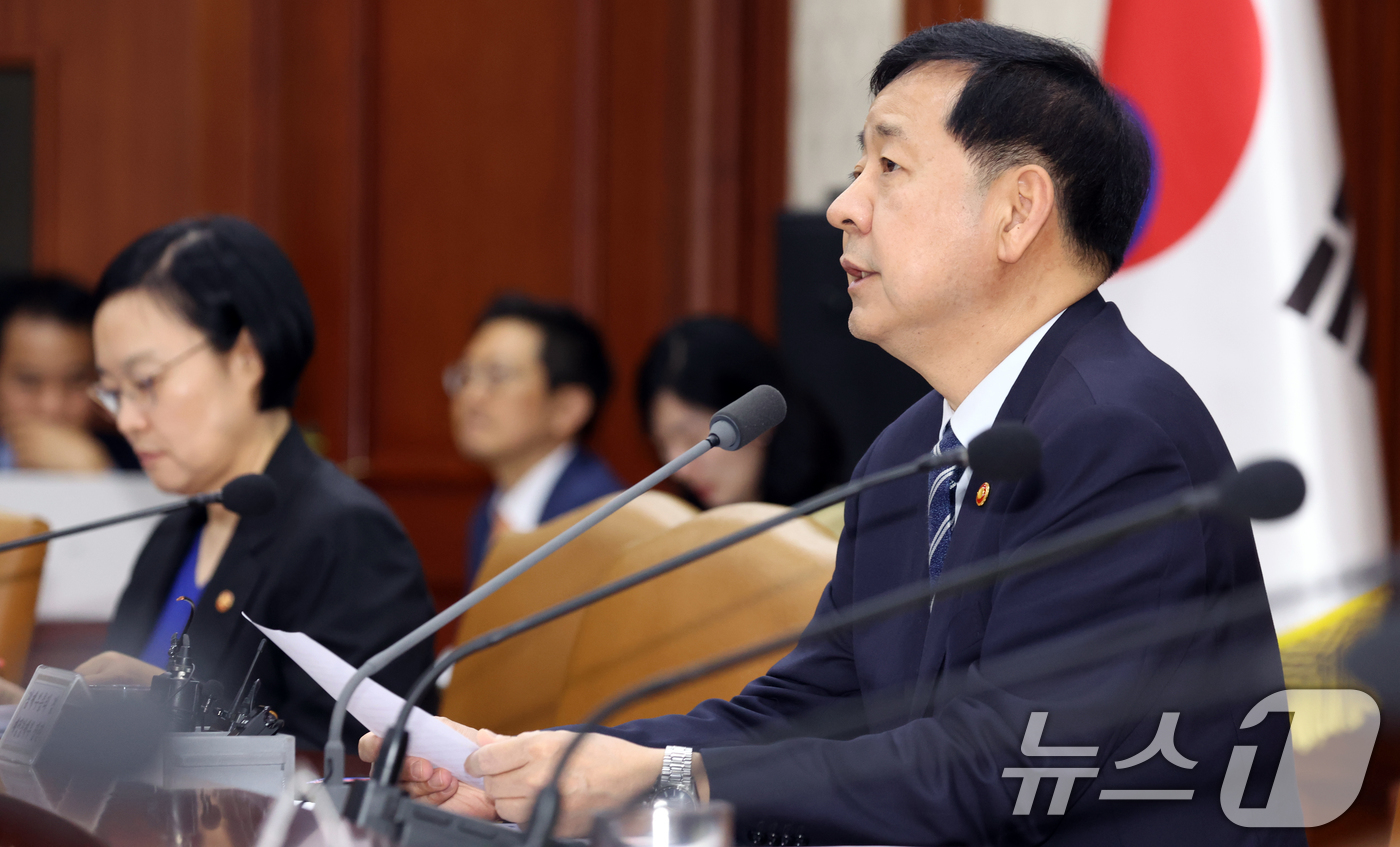 (서울=뉴스1) 김명섭 기자 = 구윤철 경제부총리 겸 재정경제부 장관이 30일 서울 종로구 세종대로 정부서울청사에서 열린 비상경제회의 겸 경제관계장관회의 겸 대외경제관계장관회의에서 …