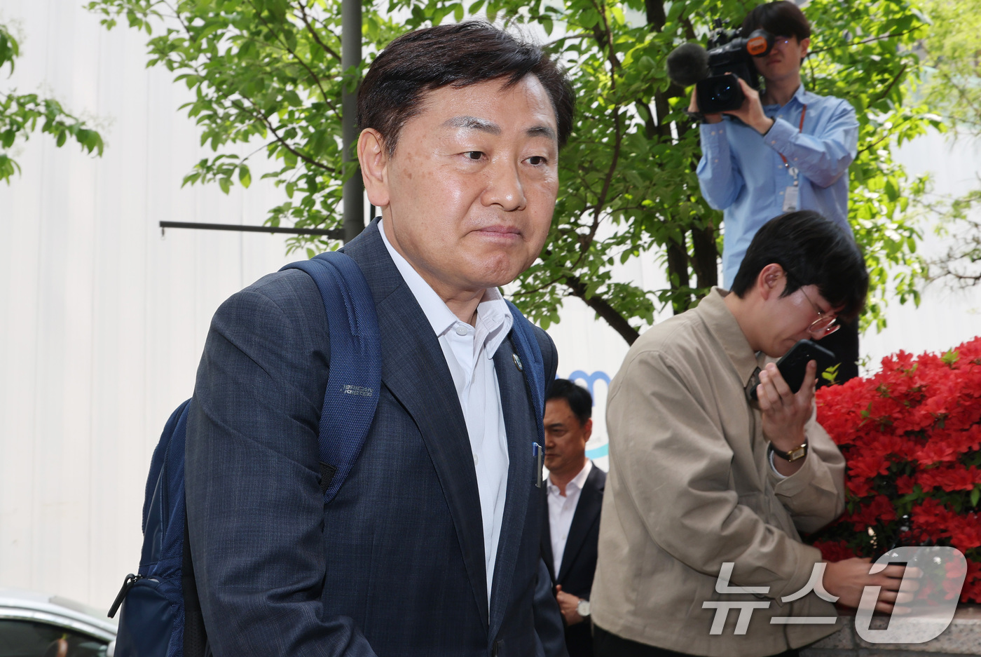 (과천=뉴스1) 임세영 기자 = 김관영 전북특별자치도지사가 30일 12·3 비상계엄 당시 '전북도청 폐쇄 의혹'과 관련해 피의자 조사를 받기 위해 경기 과천 2차 종합특검 사무실로 …