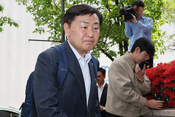 김관영 전북지사, 피의자 신분으로 2차 종합특검 출석