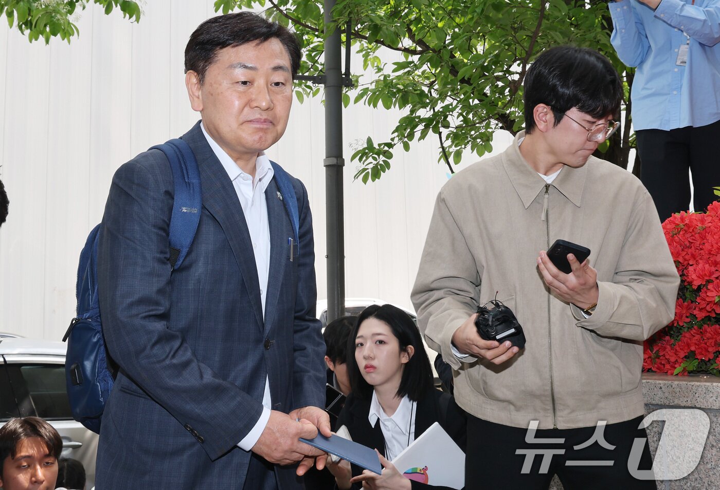 본문 이미지 - 김관영 전북특별자치도지사가 30일 12·3 비상계엄 당시 '전북도청 폐쇄 의혹'과 관련해 피의자 조사를 받기 위해 경기 과천 2차 종합특검 사무실로 출석하고 있다. 2026.4.30 ⓒ 뉴스1 임세영 기자