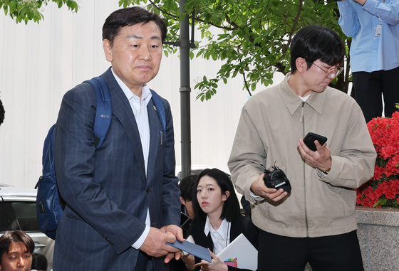 2차 종합특검 출석하는 김관영 전북지사